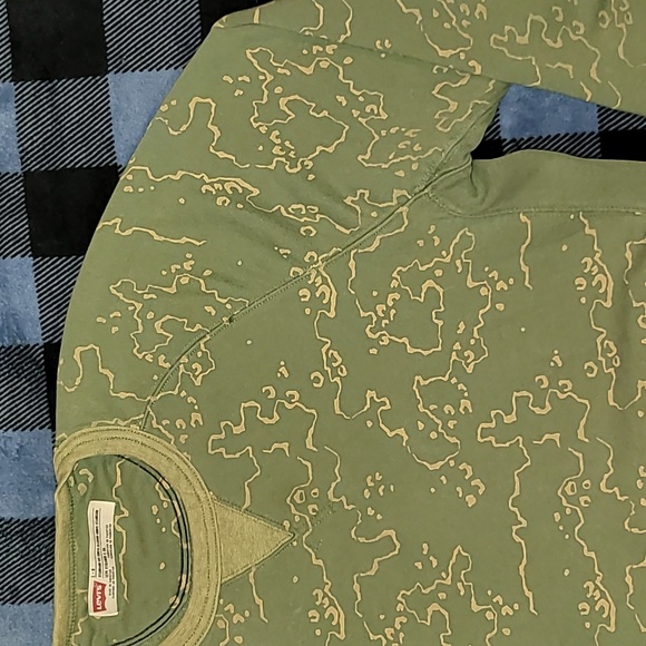 Levi's. Fleece-lined, crew neck pullover. Front hoodie-pocket. Size Large. - Picture 7 of 15